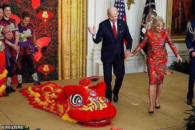80岁拜登办庆中国春节活动，拉着爱妻要跳舞，第一夫人穿上红旗袍（组图） - 3