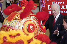 80岁拜登办庆中国春节活动，拉着爱妻要跳舞，第一夫人穿上红旗袍（组图）
