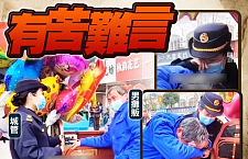 城管问为何摆摊，男摊贩痛哭：20个春节没回家（视频/图）