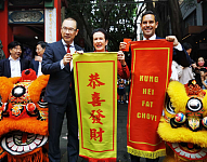 悉尼市长及华裔议员唐人街拜年发红包：“兔年大吉”