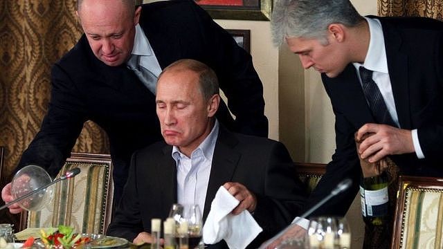普里戈津最著名的照片之一是他正在为普京上菜（2011年11月11日，莫斯科郊外一家餐厅）。随后他获得