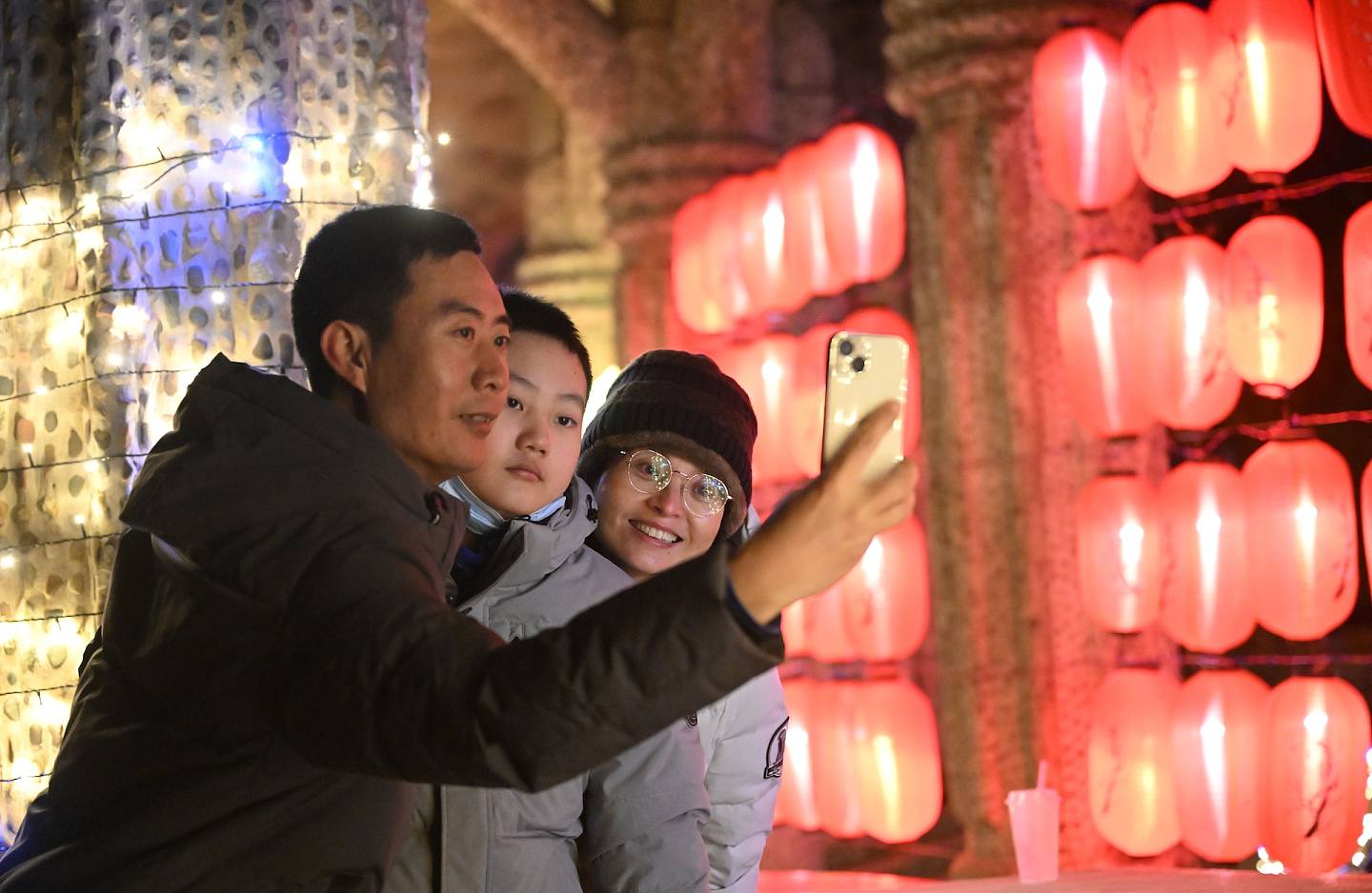 国内旅游数据亮眼。 图为天津游人在中华石园新春民俗灯会拍照留念。 （新华社）