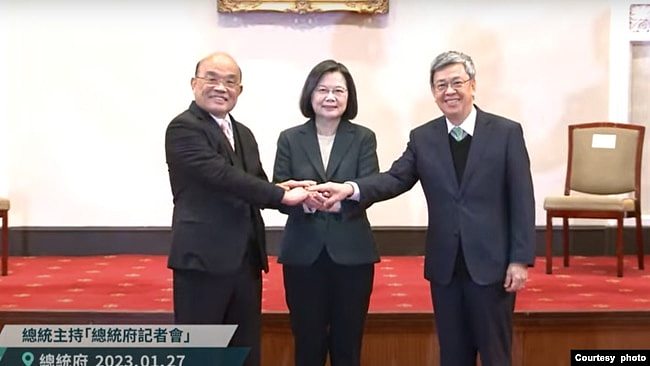 台湾总统蔡英文（中）任命前副总统陈建仁（右）组阁，接替总辞后的苏贞昌（左），担任行政院长一职。（视频直播截屏）