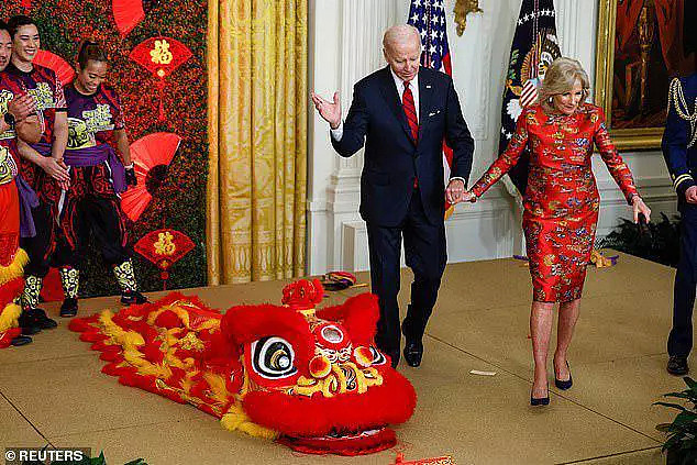 80岁拜登办庆中国春节活动，拉着爱妻要跳舞，第一夫人穿上红旗袍（图） - 3