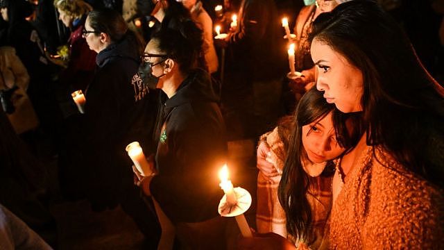 美国加州枪击案后，洛杉矶民众的悼念活动。