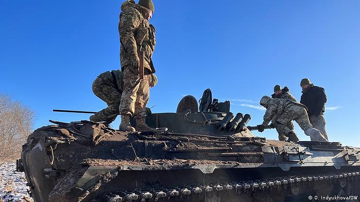 截至1月28日，乌克兰表示，已经收到了来自数个国家总共321辆作战坦克的承诺。图为2023年1月初巴赫姆特（Bakhmut）附近的乌克兰坦克部队