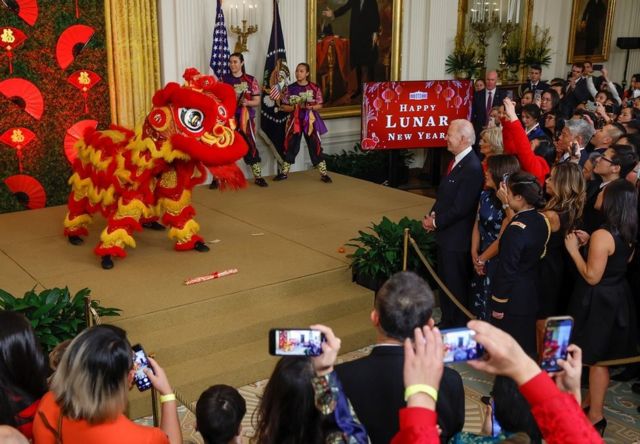 1月26日当天，白宫举行了农历新年招待会，图为美国总统拜登在观看中国舞狮表演。