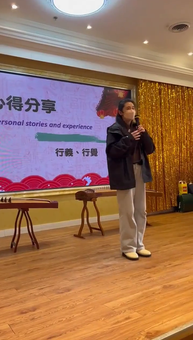55岁王祖贤现身华人聚会，打扮朴素状态佳，哽咽落泪称过去没朋友（组图） - 1