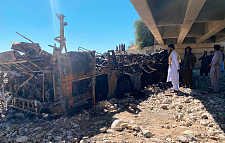 巴基斯坦传巴士超速坠谷车祸 41人活活烧死、数具遗体面目全非难辨认（图）