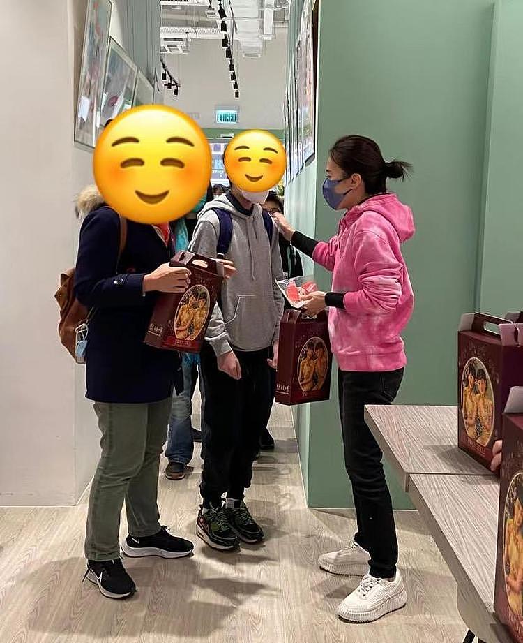 甘比带俩女儿做义工，15岁刘秀桦双手鞠躬发红包，被网友赞有教养（组图） - 4