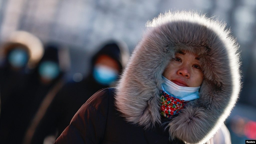 一名妇女走过严寒的北京街头。（2021年1月6日）