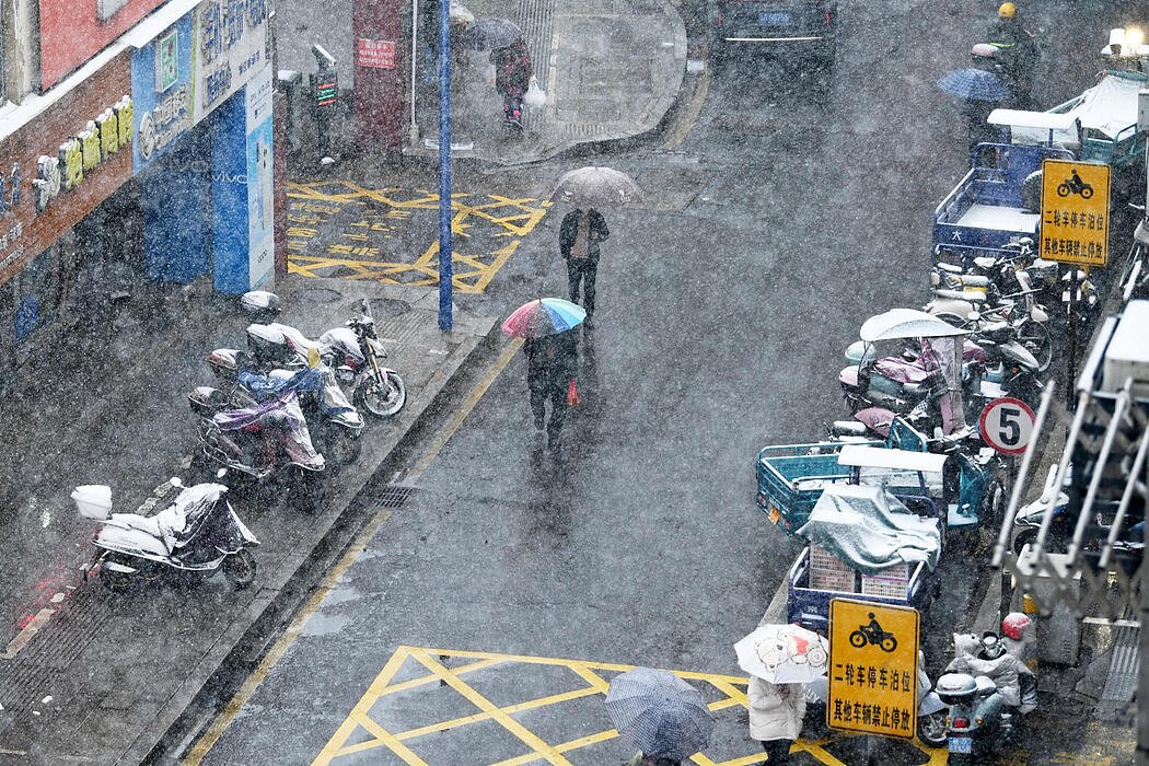 上周，江西省中部九江降雪。面对严冬，中国政府本周发布了全国严寒天气预警。