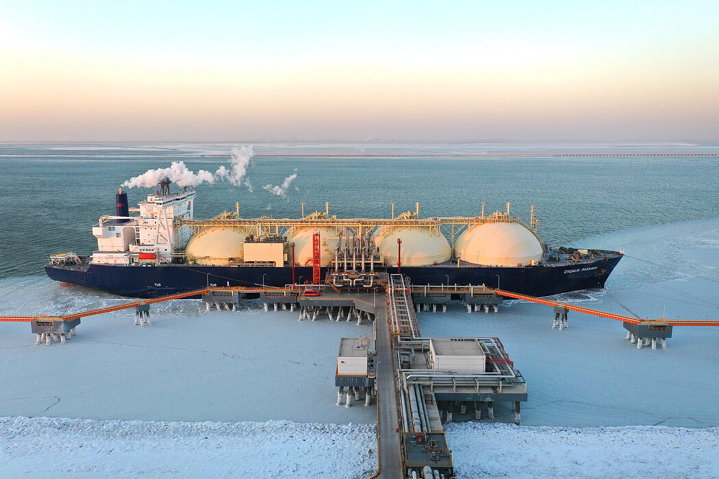 停在中国码头的俄罗斯液化天然气船。中国去年从俄罗斯购买的天然气增长了42%。