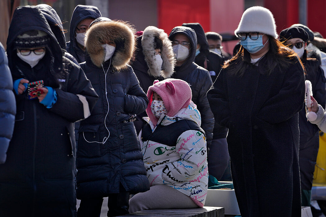 上周，北京的居民在严寒中排队购买春节小吃。