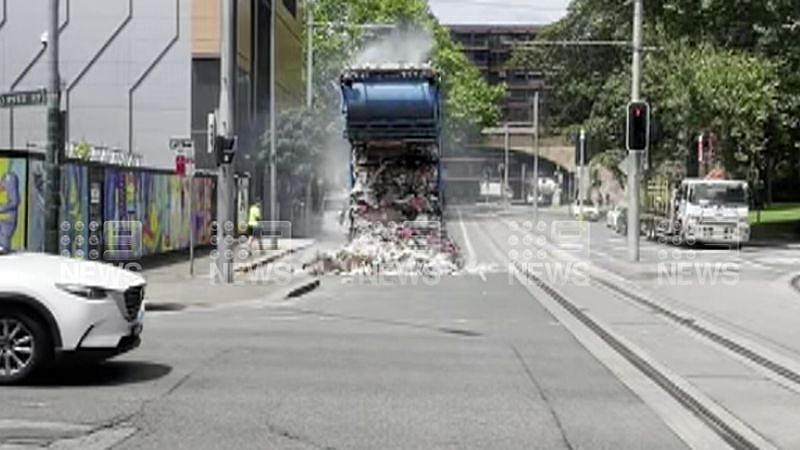 悉尼CBD垃圾车冒烟，大量垃圾倾倒在电车轨道！交通受阻，街道关闭（组图） - 2