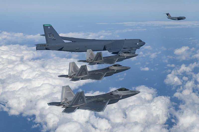 去年12月，美軍B-52轟炸機與F-22戰機、C-17運輸機在朝鮮半島上空演習。...