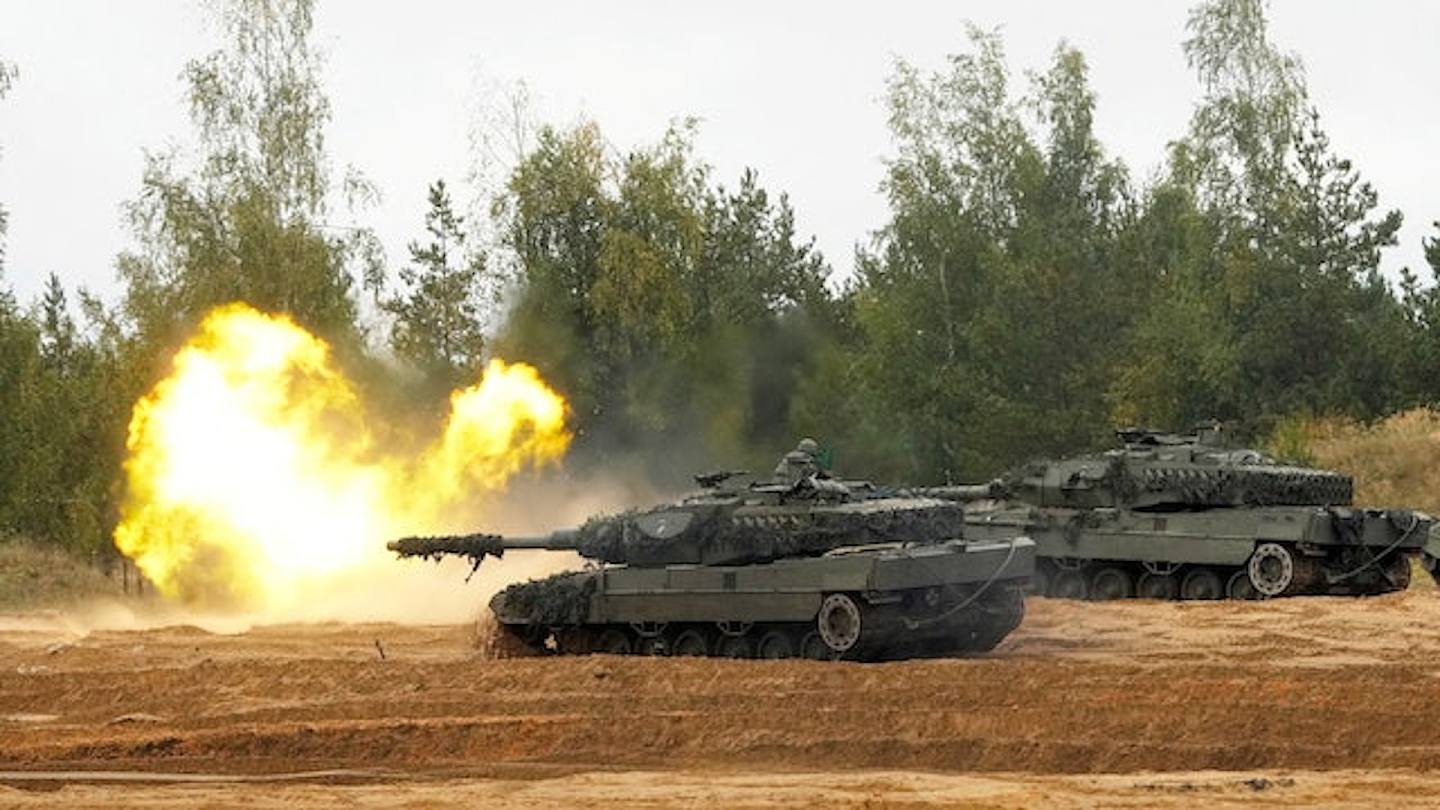 西方多国向乌克兰提供战车：图为2022年9月，德制豹2主战坦克参与北约演练。 （Reuters）