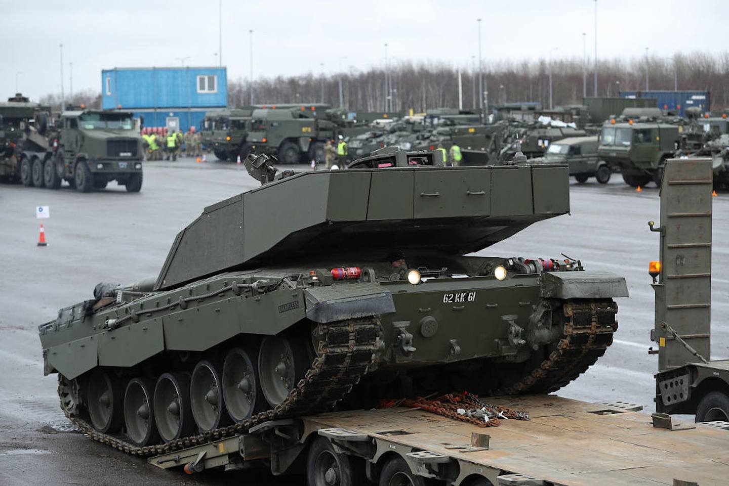 西方多国向乌克兰提供战车：图为2017年3月22日，英国挑战者2坦克乘船抵达爱沙尼亚。 （Getty）