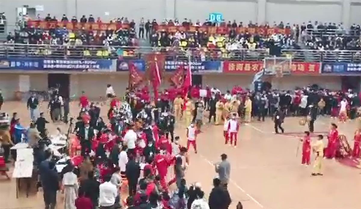 广东一舞狮队疑因不满比赛规则掀翻裁判桌（视频/图） - 1