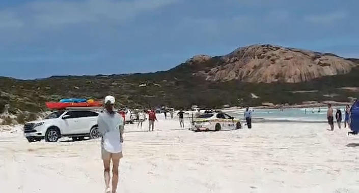 西澳知名海滩一幕，引数十名游客瞩目，也让两位警察羞红了脸（组图） - 2