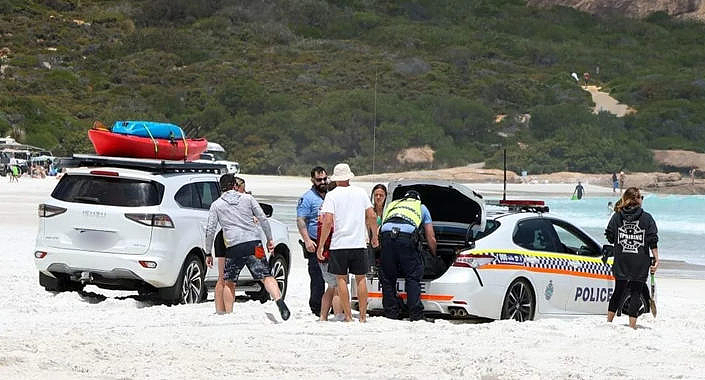 西澳知名海滩一幕，引数十名游客瞩目，也让两位警察羞红了脸（组图） - 3