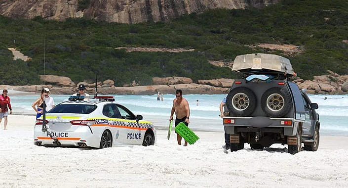 西澳知名海滩一幕，引数十名游客瞩目，也让两位警察羞红了脸（组图） - 4