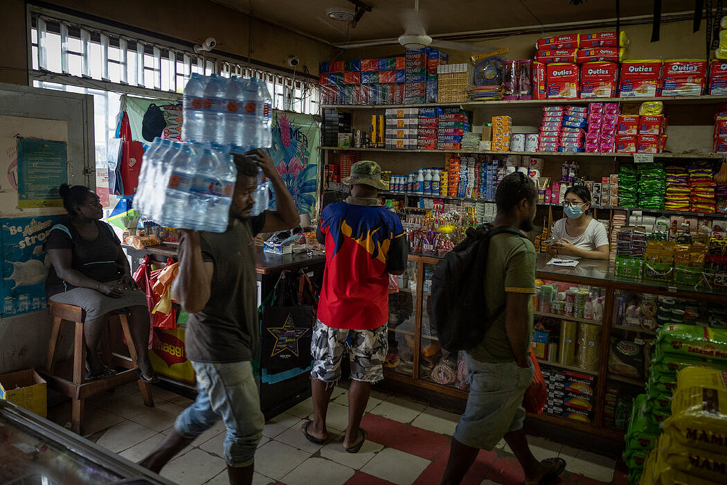霍尼亚拉一家由中国公民拥有、经营的小超市。有些中国人已经在所罗门群岛生活多年，另一些人则是新来的。