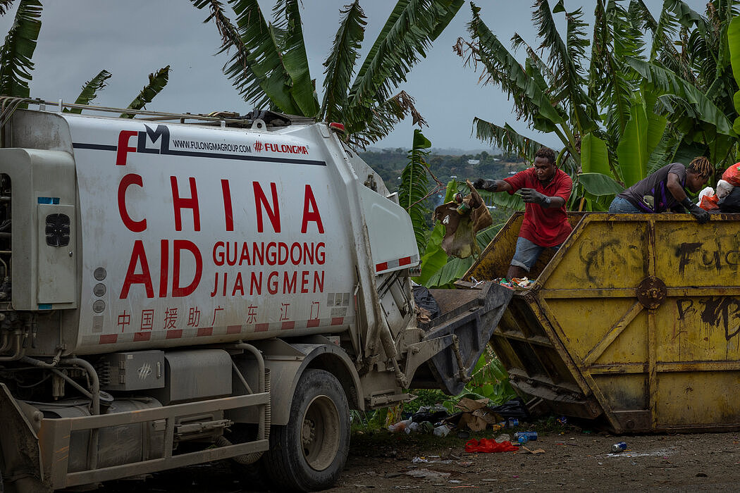 霍尼亚拉，中国官员赠予的垃圾车。