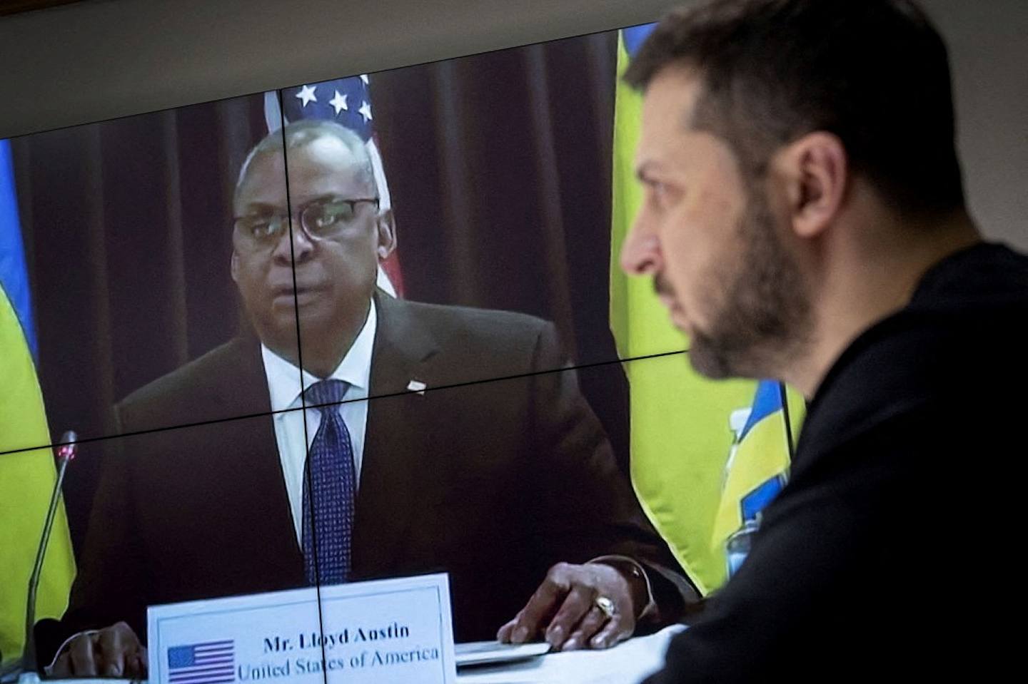 負責協調對烏軍援的北約烏克蘭防務聯繫小組1月20日舉行會議，烏克蘭總統澤連斯基透過視像形式與美國防長奧斯汀講話。（Reuters）