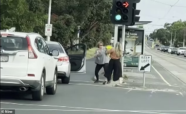 墨尔本交通高峰期发生路怒！两女子挥拳互殴，路人上前拉架（视频/组图） - 2