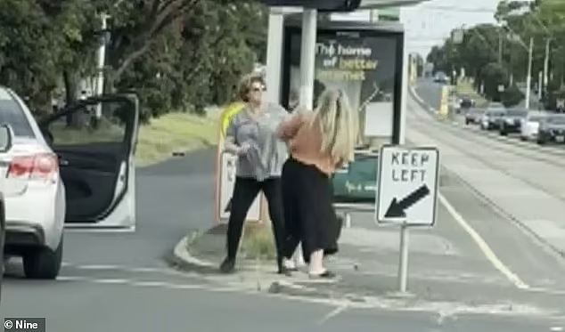 墨尔本交通高峰期发生路怒！两女子挥拳互殴，路人上前拉架（视频/组图） - 3