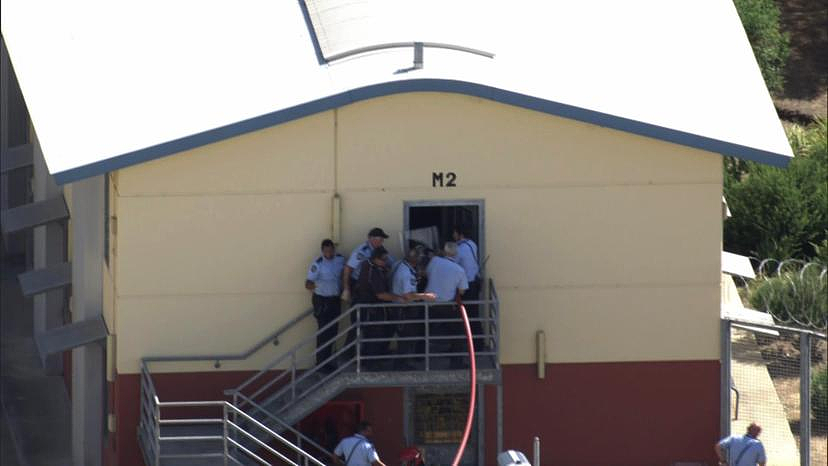 西澳监狱发生暴乱，数名囚犯偷取钥匙，殴打狱警，拖把水桶乱飞，现场一片狼藉（组图） - 2
