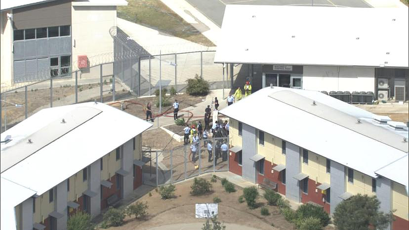 西澳监狱发生暴乱，数名囚犯偷取钥匙，殴打狱警，拖把水桶乱飞，现场一片狼藉（组图） - 3
