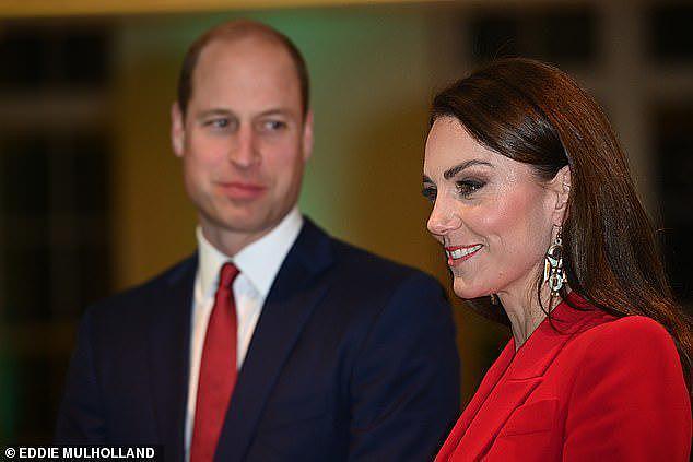 41岁凯特王妃公开演讲，被王子深情凝视，穿猩红西装“比拼”梅根（组图） - 5
