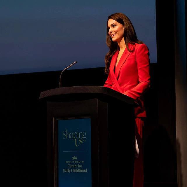 41岁凯特王妃公开演讲，被王子深情凝视，穿猩红西装“比拼”梅根（组图） - 1