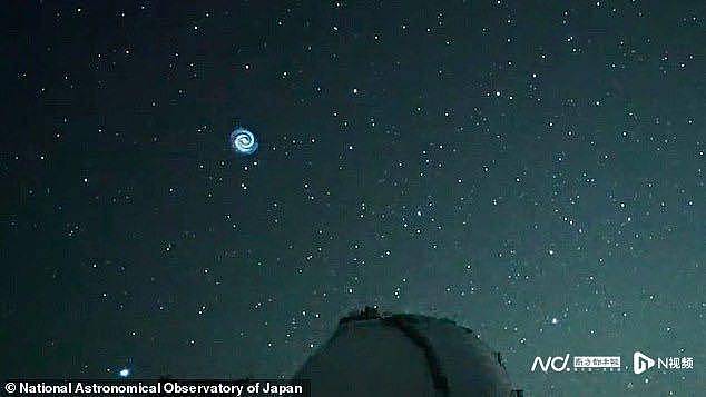 夏威夷夜空惊现神秘阴森的蓝色螺旋体，看起来像是外星UFO（组图） - 1