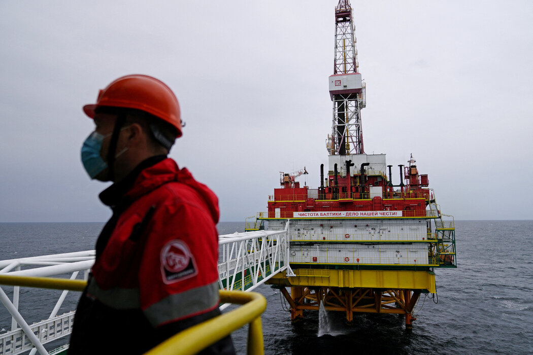 卢克石油在波罗的海的油田。美国与欧洲的一项协作计划将俄罗斯石油出口价格限制在每桶60美元，预计这并不会大幅削减该国的能源收入。