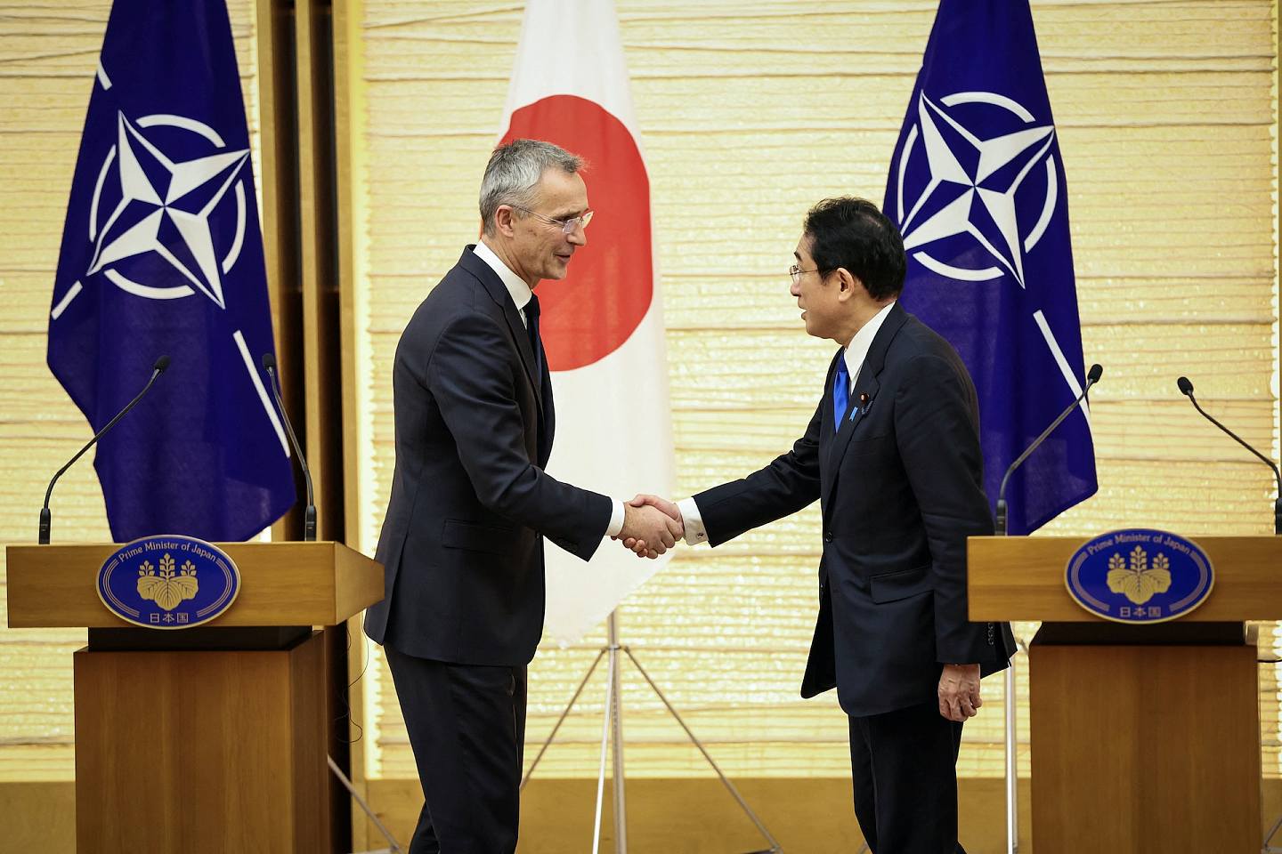 北约（NATO）秘书长斯托尔滕贝格（Jens Stoltenberg，左）访问日本，2023年1月31日会晤日本首相岸田文雄（右）（Reuters）