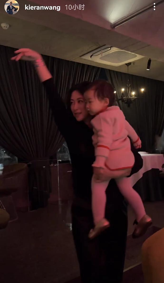 朱珠抱1岁女儿在餐厅跳舞，手舞足蹈兴致高，身姿曼妙风情万种（组图） - 1