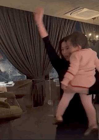 朱珠抱1岁女儿在餐厅跳舞，手舞足蹈兴致高，身姿曼妙风情万种（组图） - 6