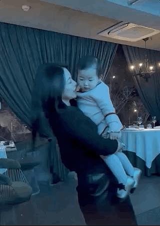 朱珠抱1岁女儿在餐厅跳舞，手舞足蹈兴致高，身姿曼妙风情万种（组图） - 7