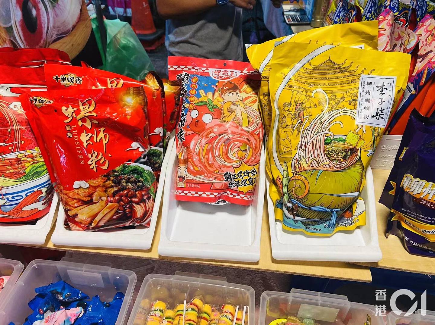 台湾夜市可见多个品牌的大陆螺蛳粉产品。 （读者提供）