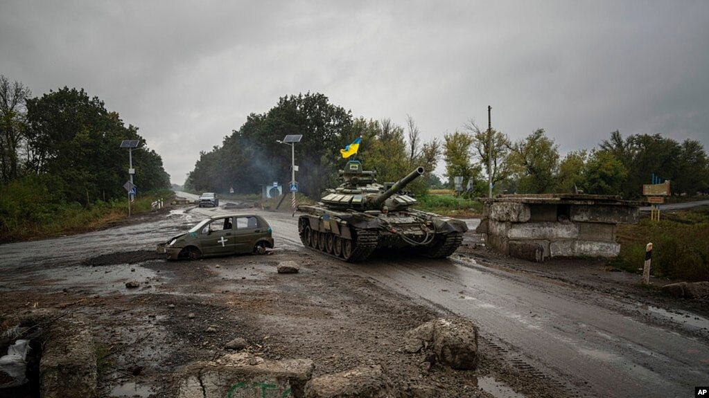 资料照片：一辆乌克兰坦克经过最近收复的乌克兰伊久姆地区的前俄罗斯检查哨卡。(2022年9月16日)