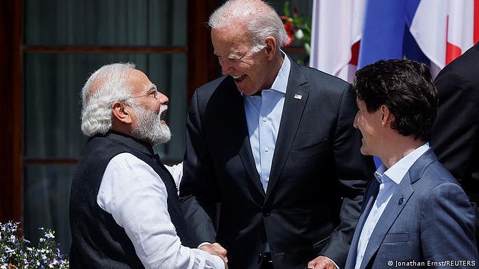 去年6月的G7峰会上，美国总统拜登与印度总理莫迪握手。 （资料照）
