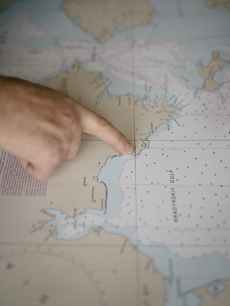 谢尔盖在地图上指出他和马克西姆在旅程中经过的地方。