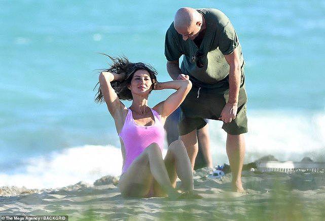42岁超模吉赛尔·邦辰海滩拍封面，无遮挡美背惹眼，吃爆米花充饥（组图） - 1