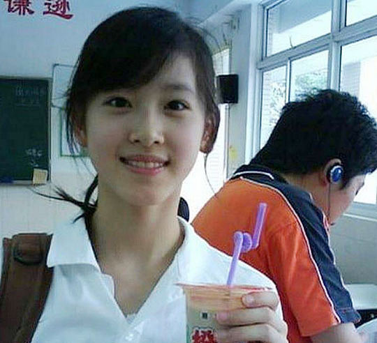 章泽天，又称「奶茶妹妹」，以1张手拿奶茶的学生校服照片在网上爆红。 微博图