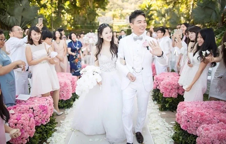 章泽天嫁进千亿豪门，与刘强东结婚。 微博图