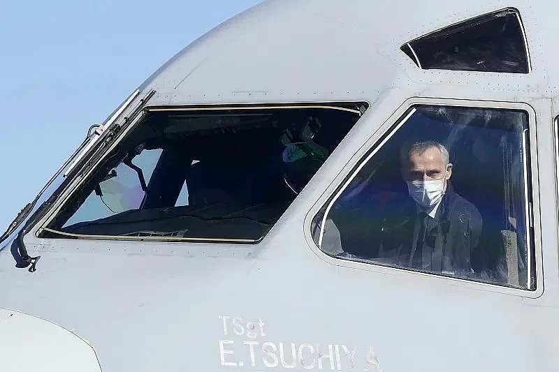 ▲斯托尔滕贝格坐在日本航空自卫队C-2运输机的驾驶舱里。