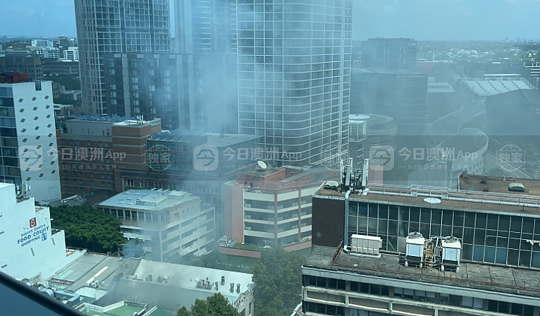 突发！悉尼唐人街中餐馆失火，现场浓烟密布，多辆消防车赶抵封路扑救（视频/组图） - 8